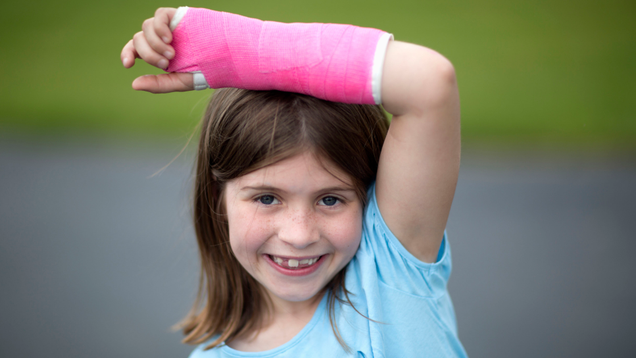 Illustration for article titled 10 Adorable Pictures Of Little Kids In Casts That Will Make You Wish More Children Broke Bones